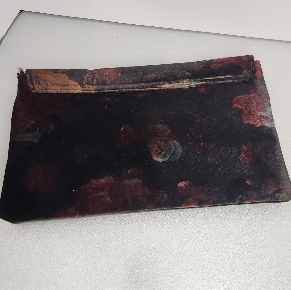 Velvet black w red rose pattern‎ flap closure clutch w hidden strap hooks - Picture 3 of 7